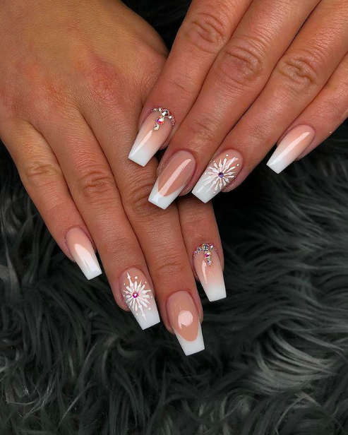 21+ Amazing Snowflake Nails to Try this Winter