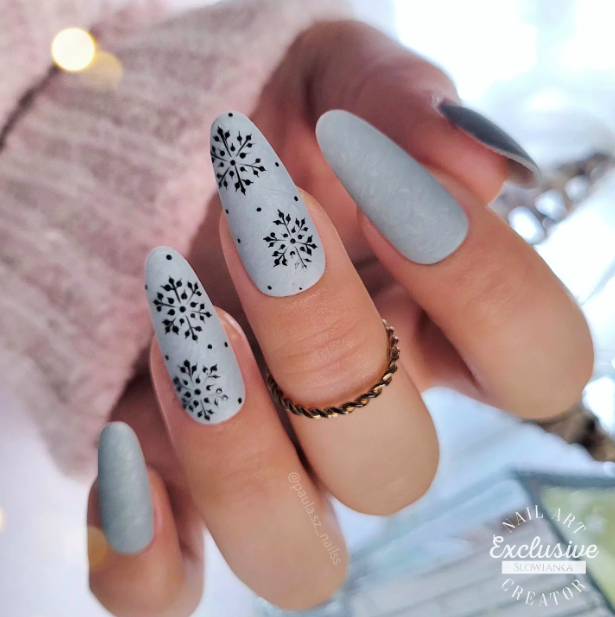 21+ Amazing Snowflake Nails to Try this Winter